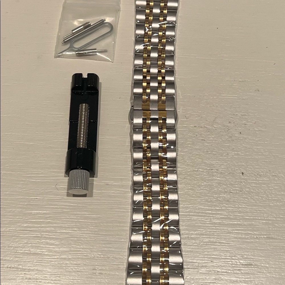 Never worn Apple Watch band. 41mm.